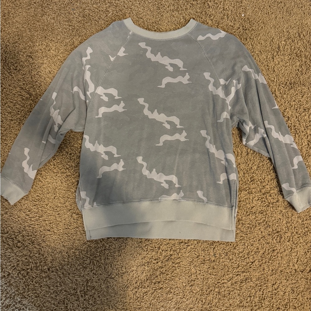 American Eagle women’s oversized crewneck